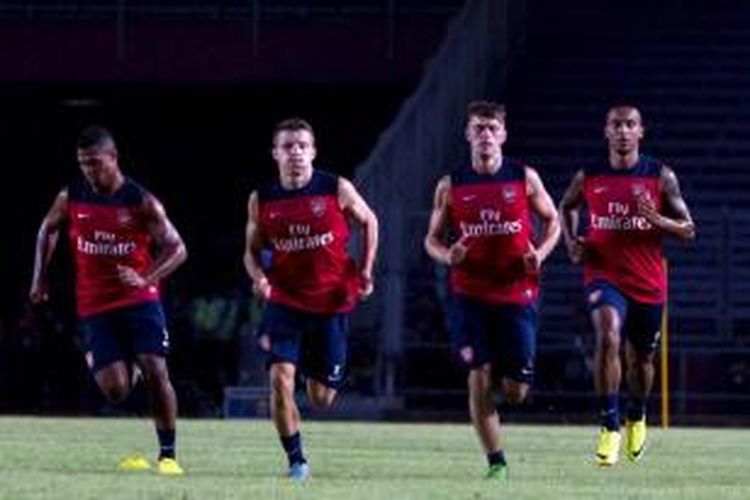 Para pemain Arsenal melakukan latihan di Stadion Gelora Bung Karno, Jakarta, Sabtu (13/7/2013). Arsenal akan melakoni pertandingan persahabatan melawan Indonesia Dream Team di stadion tersebut pada Minggu, 14 Juli 2013.