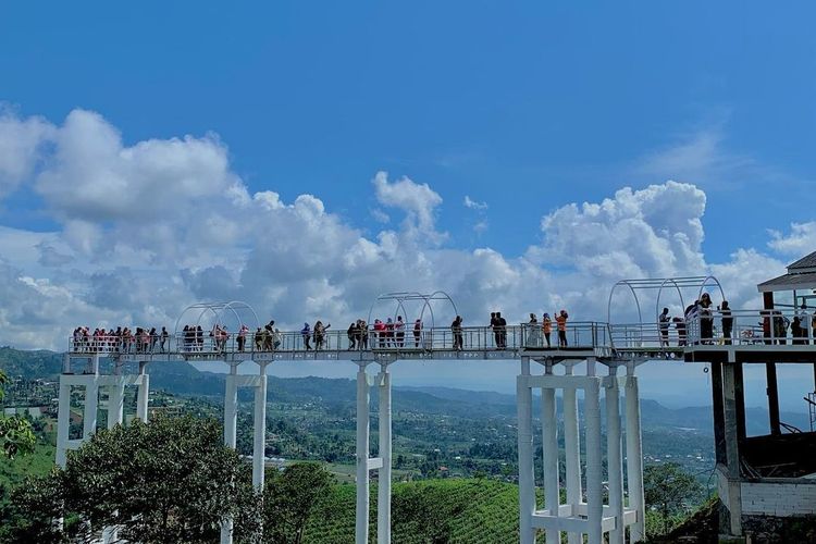 Kemuning Sky Hills di Karanganyar, Jawa Tengah, obyek wisata dengan wahana unggulan jembatan kaca sepanjang 65 meter di atas kebun teh