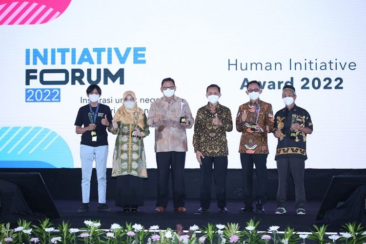 Presiden Human Initiative (keempat dari kiri) bersama sejumlah mitra kolaborator penerima penghargaan Human Initiative Award 2022 