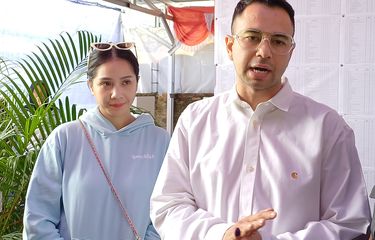 Pasangan artis Raffi Ahmad (kanan) dan Nagita Slavina selesai mencoblos di TPS 001, Cinere, Pangkalan Jati Baru, Depok Jawa Barat di momen Pilkada 2024, Rabu (27/11/2024).
