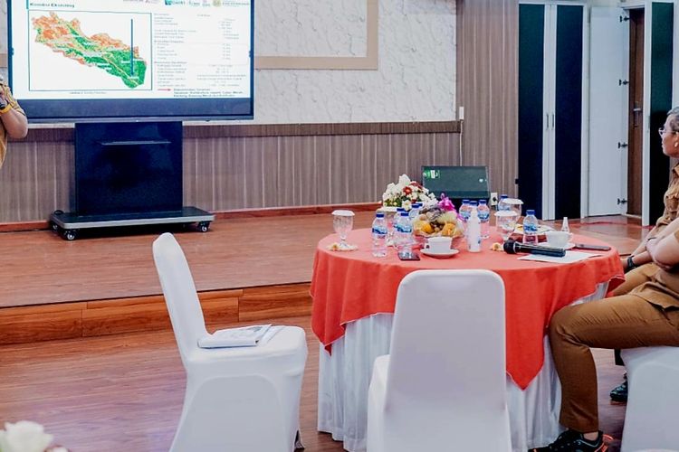 Bupati Dairi, Eddy Keleng Ate Berutu menjelaskan kepada Wali Kota Medan Bobby Nasution telah menyiapkan lahan untuk memproduksi holtikultura seluas 300 hektar dan sudah diterbitkan SK Bupati-nya, Rabu (19/10/2022)