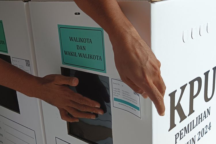 Petugas dari KPU Kota Palangka Raya saat menempelkan keterangan logistik di Gudang Logistik KPU Kota Palangka Raya, Provinsi Kalimantan Tengah, Selasa (19/11/2024).