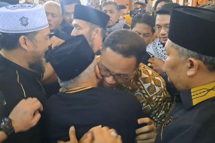 Eks Gubernur DKI Jakarta Anies Baswedan tampak berpelukan dan cium pipi kanan dan cium pipi kiri (cipika-cipiki) Ketua Majelis Syura Partai Ummat Amien Rais ketika tiba di Rakernas Partai Ummat di Asrama Haji Pondok Gede, Jakarta, Selasa (14/2/2023). 