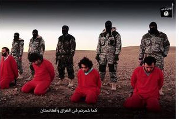 Video yang diunggah di YouTube memperlihatkan lima orang yang mengatasnamakan diri anggota ISIS hendak mengeksekusi mati lima tahanan yang dianggap sebagai mata-mata Inggris.