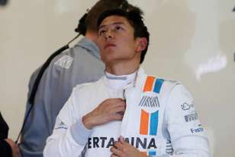 Pebalap asal Indonesia dari tim Manor Racing, Rio Haryanto, bersiap menjalani sesi latihan pertama menjelang Formula 1 Grand Prix Australia di Melbourne, 18 Maret 2016. Rio akan menjalani debutnya di ajang Formula 1 pada Minggu, 20 Maret mendatang.