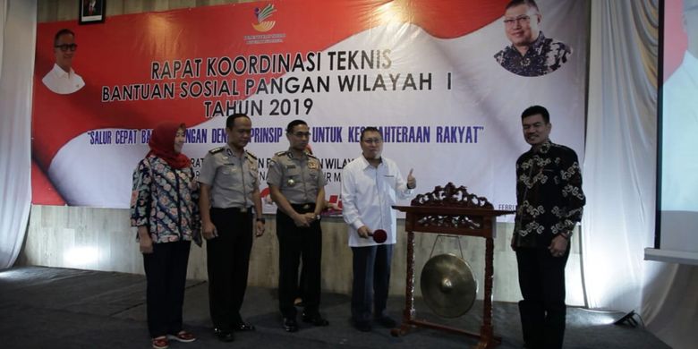 Dirjen Penanganan Fakir Miskin (PFM) Kemensos, Andi ZA Dulung (sedang memegang pukulan gong) bersama Kombes Pol Ter Pratiknyo (samping kiri Andi) membuka Rakor Teknis Bantuan Sosial Pangan Wilayah I di Bogor Icon Hotel and Convention, Jawa Barat, Kamis (14/2/2019).