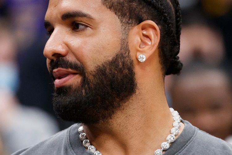 Drake Pakai Perhiasan Puluhan Miliar Rupiah
