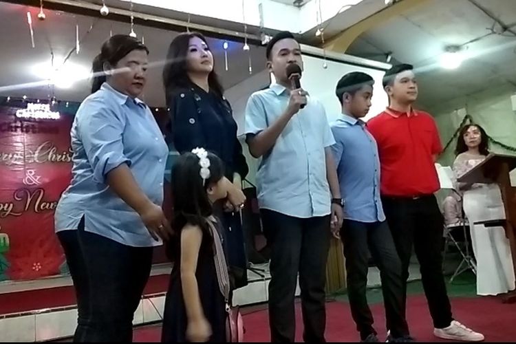 Ruben Onsu bersama keluarga mengikuti Malam Natal di kawasan Harapan Jaya, Bekasi, Selasa (24/12/2019). Terlihat di dalamnya Sarwendah Tan, Jordi Onsu, Betrand Peto, dan Thalia Putri Onsu.