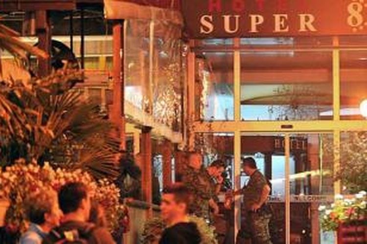 Aparat keamanan Macedonia menjaga hotel Super 8 di ibu kota Skopje, setelah seorang pria Inggris yang menginap di hotel tersebut meninggal dunia dengan gejala-gejala mirip ebola.