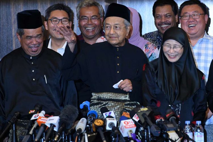 Perdana menteri terpilih Malaysia, Mahathir Mohamad, saat konferensi pers terkait kemenangannya dalam pemilihan umum, di Kuala Lumpur, Malaysia, Kamis (10/5/2018). Mahathir Mohamad dari koalisi Pakatan Harapan resmi menjadi perdana menteri ketujuh Malaysia usai mengalahkan perdana menteri petahana Najib Razak dari koalisi Barisan Nasional.