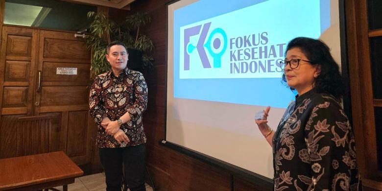 Dr.Ray Wagiu Basrowi (kiri) dan Prof.Nila Moeleok (kanan) dalam acara konferensi pers Fokus Kesehatan Indonesia di Jakarta (22/10/2024).