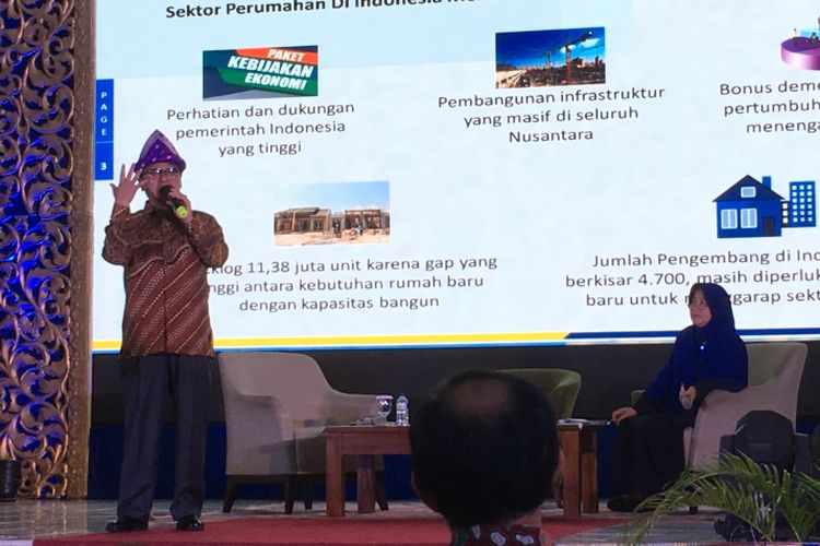 Direktur Utama PT Bank Tabungan Negara (Persero) Tbk, Maryono (berdiri, batik), saat memberikan paparan tentang peluang wirausaha di bidang properti di Universitas Sriwijaya, Palembang, Sumatera Selatan, Senin (30/10/2017)