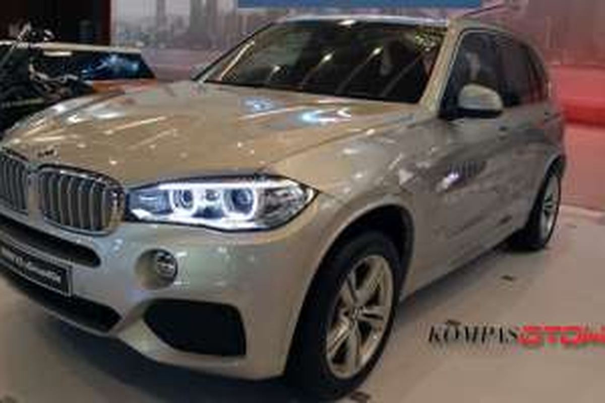 BMW X5 xDrive40e merupakan model hibrida plug-in pertama dari BMW Indonesia yang masuk homologasi, sebelum i8.