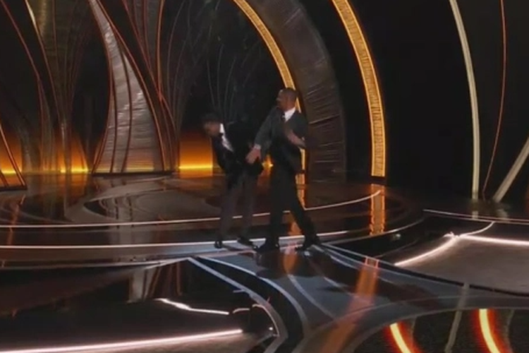 Will Smith memukul Chris Rock di Oscar 2022.