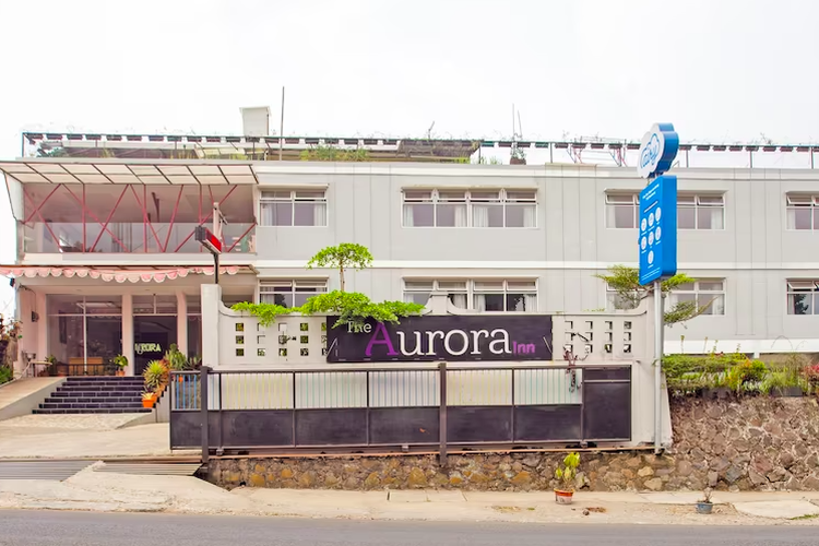 Tampak depan The Aurora Inn, salah satu hotel dekat Lembang Park & Zoo