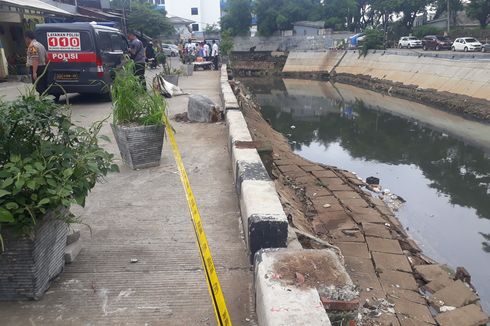 Turap Kali Sunter Longsor Akibat Diterjang Arus Air Banjir