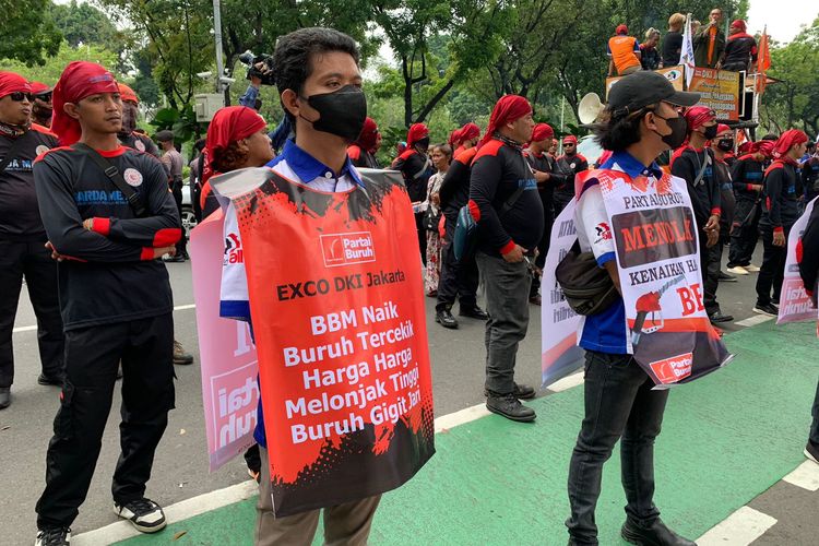 Massa buruh menggelar aksi unjuk rasa menolak kenaikan harga BBM hingga menuntut naikan UMP tahun 2023 sebesar 13 persen di Balai Kota DKI Jakarta, Jakarta Pusat, Rabu (21/9/2022).
