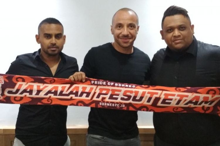 Pemain anyar Borneo FC, Julien Faubert (tengah), berpose bersama sang agen, Alisteer Veerasamy (kiri), dan Presiden Borneo FC, Nabil Husein, di Menara Office 8 Gandaria City, Jakarta, Kamis (18/1/2018).