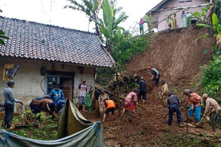 Menyusul terjadinya hujan lebat sejak Senin (3/10) sore sampai malam, telah memicu terjadinya longsor di 20 titik di Desa Nasol Cikoneng Ciamis. Sebanyak 27 rumah terdampak, 2 KK mengungsi, 1 madrasah dan 2 masjid terdampak. Ruas jalan yang menghubungkan Desa Nasol dan Desa Darmacaang tertutup longsor di Dusun Cikuda 