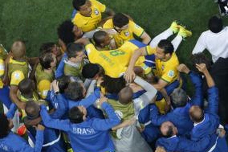 Pemain gelandang Brasil, Paulinho (tengah) merayakan gol setelah rekan setimnya, Neymar, mencetak gol dalam laga perdana Grup A Piala Dunia melawan Kroasia di Corinthians Arena di Sao Paulo, Kamis (12/6/2014).