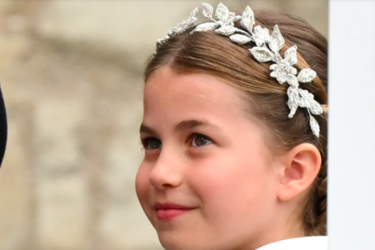 Mahkota bunga Putri Charlotte di penobatan Raja Charles III
