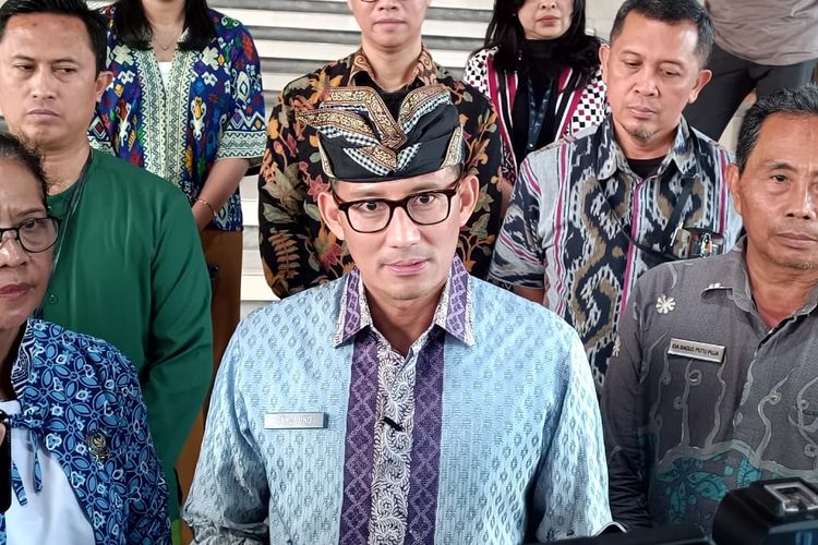 Menteri Pariwisata dan Ekonomi Kreatif  Sandiaga Salahuddin Uno saat melaksanakan kunjungan kerja di  Politeknik Pariwisata (Poltekpar) Bali, Kuta Selatan, Badung, Bali Jumat (6/10/2023). Kompas.com/ Yohanes Valdi Seriang Ginta