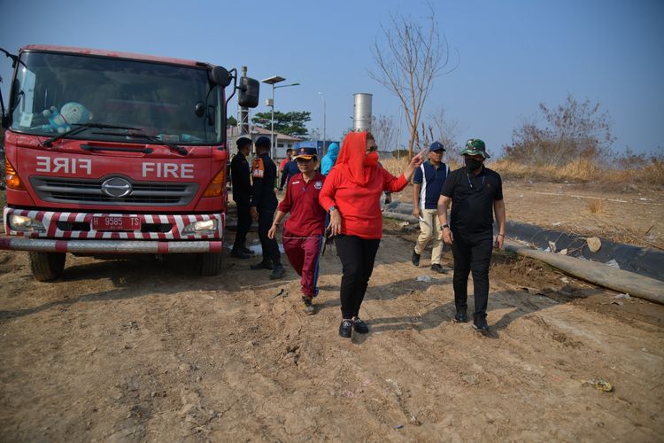 Wali Kota Semarang Hevearita Gunaryanti Rahayu meninjau kebakaran secara langsung.