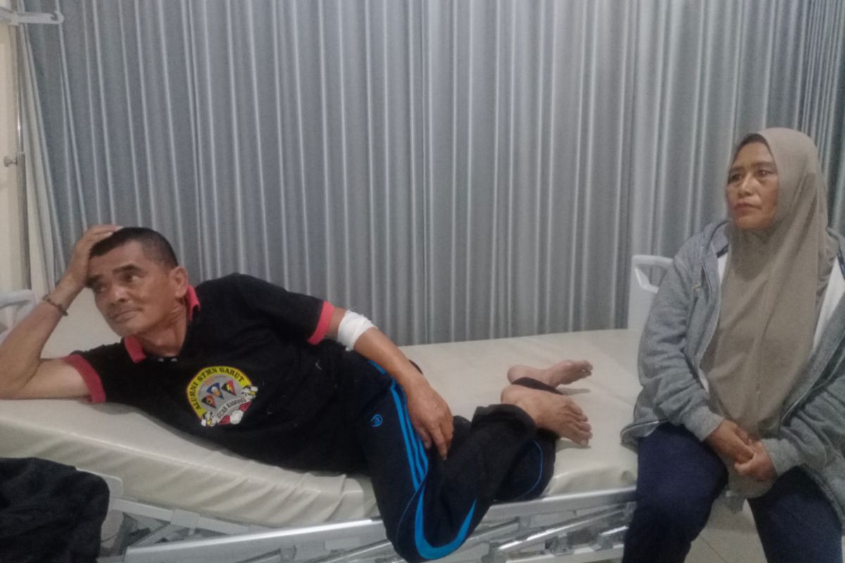 Yaya (60), salah satu dari tujuh orang warga yang sempat tersesat dan hilang di Gunung Godog, Desa Godog, Kecamatan Karang Pawitan, Garut, Jawa Barat, bersama istri saat ditemui di ruang perawatan Puskesmas Cempaka, Senin (21/10/2024) malam