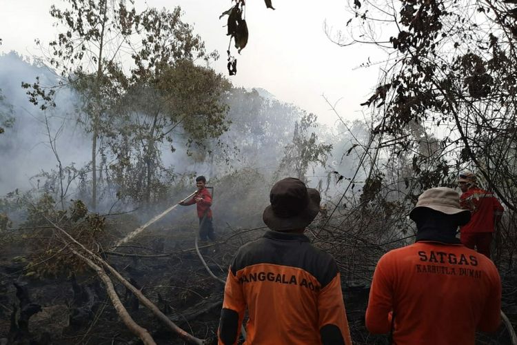 Tim Satgas Karhutla memadamkan titik api hari keempat di Kelurahan Bangsal Aceh, Kecamatan Sungai Sembilan, Kota Dumai, Riau, Rabu (11/3/2020).