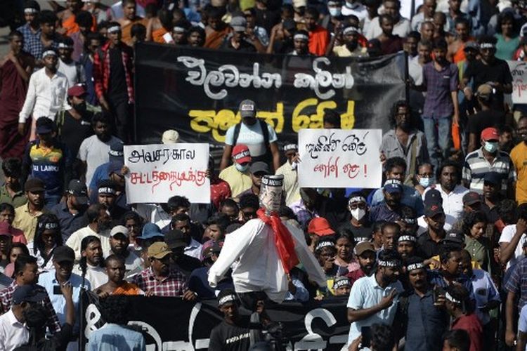 Demonstran membawa patung Presiden sementara Sri Lanka Ranil Wickremesinghe, berjalan menuju Sekretariat Presiden selama protes di Kolombo pada 19 Juli 2022.