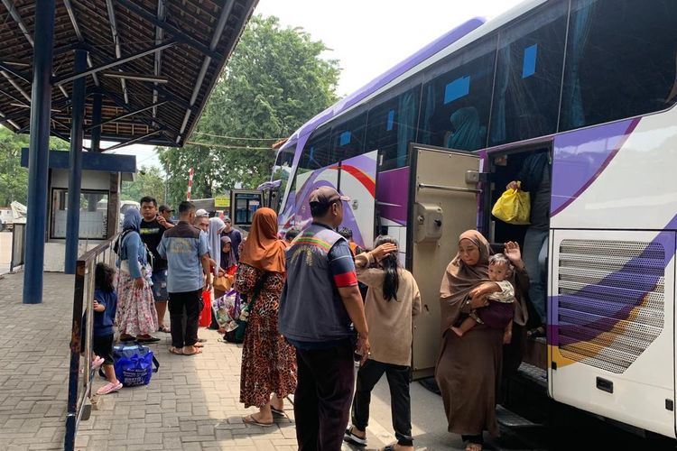 Potret Para Perantau di Terminal Purabaya, Saat Kursi Bus Menjadi Jauh Lebih Pasti