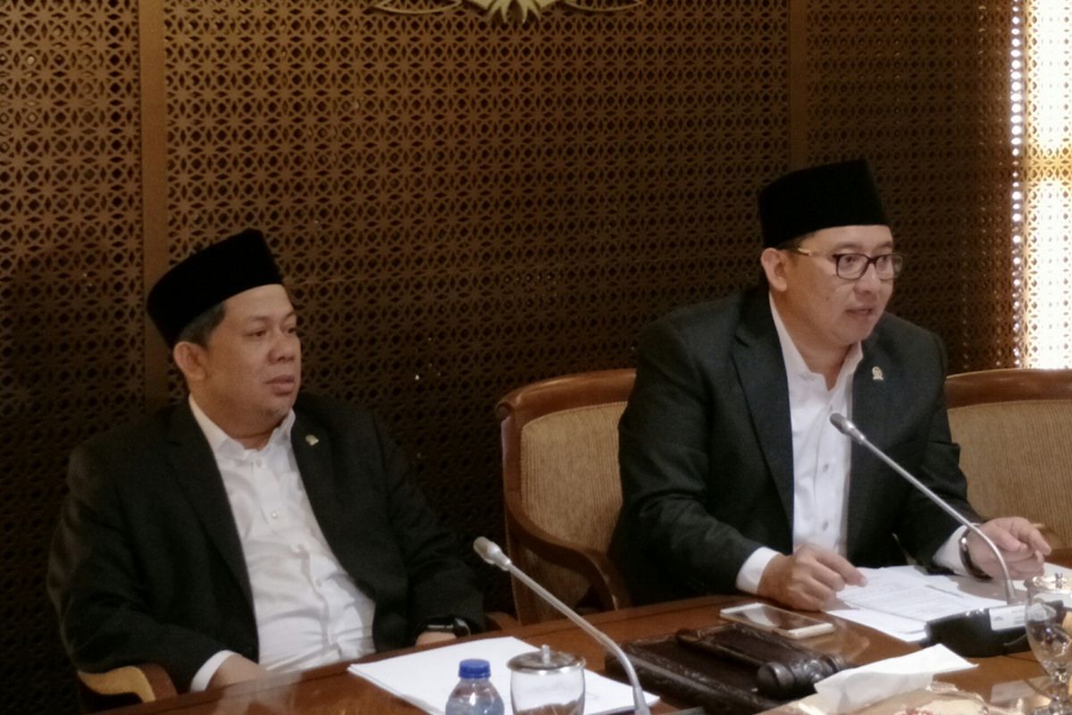 Wakil Ketua DPR Fahri Hamzah dan Fadli Zon saat membacakan hasil rapat pimpinan penentuan Plt Ketua DPR. Dalam rapat tersebut Fadli ditetapkan sebagai Plt Ketua DPR