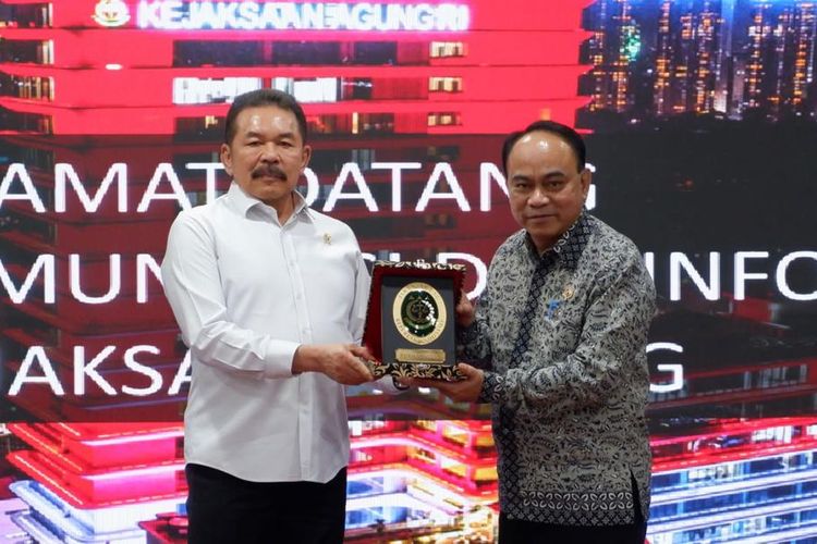 Jaksa Agung Sanitiar Burhanudddin dan Menteri Komunikasi dan Informatika (Menkominfo) Budi Arie di Kejagung, Jakarta, Senin (24/7/2023).