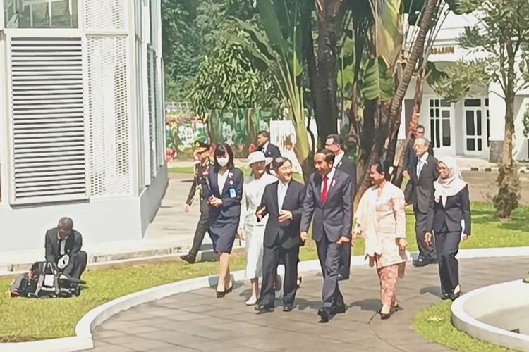Presiden Joko Widodo dan Iriana Joko Widodo mengajak Kaisar Jepang Naruhito dan Permaisuri Masako mengunjungi Griya Anggrek, Kebun Raya Bogor, Jawa Barat, Senin (10/6/2023).