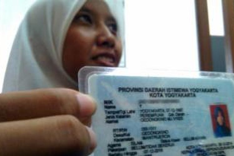 Y,  seorang perempuan warga Gedungkiwo MG1 no 1025 Kota Yogyakarta sedang menunjukkan KTP nya. 
