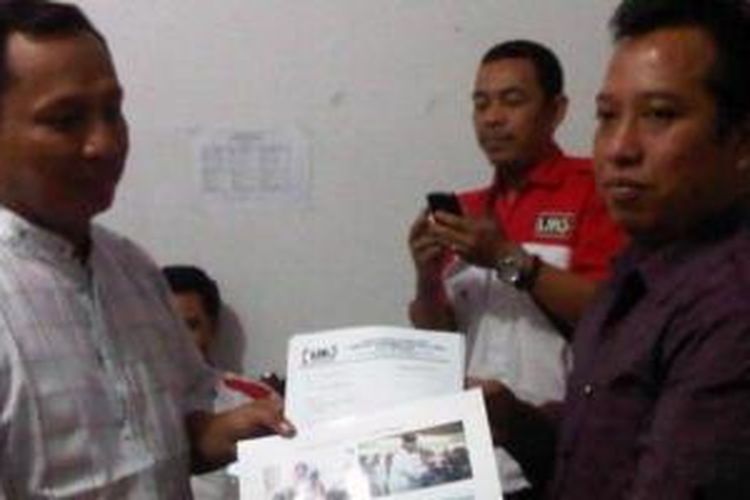 Ketua Panwaslu Kota Tangerang Wahyul Furqon menerima laporan dugaan pelanggaran Pemilukada Banten yang diduga dilakukan Calon Gubernur Wahidin Halim dari LIRA, Jumat (9/9/2011).