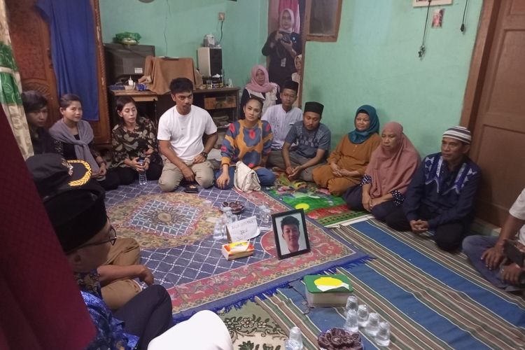 Suasana duka menyelimuti rumah almarhum AS (16), korban pembacokan senjata tajam di Bogor, Jawa Barat, Senin (13/3/2023).