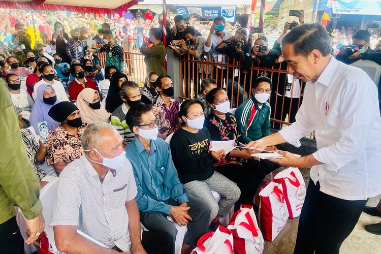 Presiden Joko Widodo menyalurkan bantuan sosial kepada masyarakat di Kantor Pos Jailolo, Halmahera Barat, Rabu (28/9/2022), 