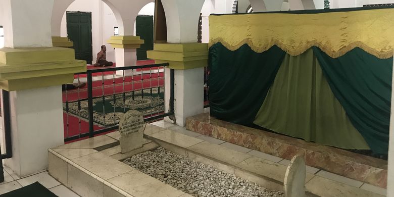 Makam Ulama Di Dalam Masjid Masjid Jami Al - Mukarrohmah, Jumat (10/5/2019). 