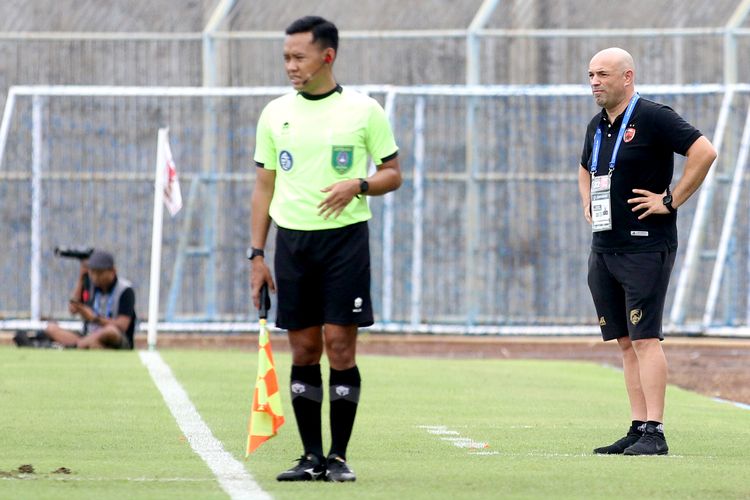Pelatih PSM Makassar Bernardo Tavares memperhatikan permainan pemainnya dipinggir lapangan saat laga pekan ke-32 Liga 1 2023-2024 melawan Madura united yang berakhir dengan skor 2-0 di Stadion Gelora Bangkalan, Minggu (21/4/2024) malam.