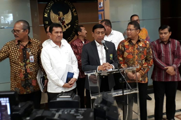 Menteri Koordinator Politik Hukum dan Keamanan Wiranto, Menteri Pendayagunaan Aparatur Negara dan Reformasi Birokrasi (Menpan RB) Asman Abnur (sebelah kiri foto) dan Menkominfo Rudiantara (sebelah kanan) di kantor Kemenko Polhukam, Jakarta. Selasa (3/10/2017).