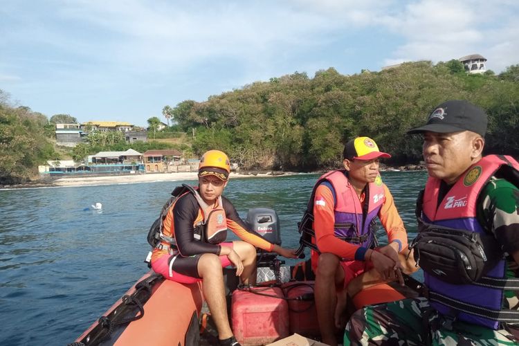 Petugas SAR melakukan pencarian seorang wisatawan mancanegara asal Inggris bernama Graham (68) dilaporkan menghilang saat snorkeling di Pantai Blue Lagoon Padangbai, Kabupaten Karangasem, Provinsi Bali, Kamis (29/9/202).