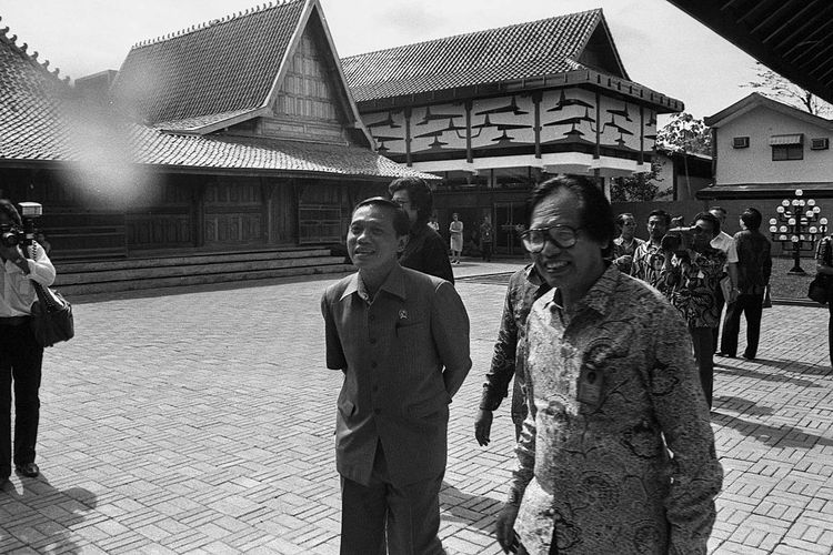 Pemimpin Umum Kompas, Jakob Oetama (kanan) mendampingi Menteri Penerangan Harmoko dan Menteri Pendidikan dan Kebudayaan Fuad Hasan (tak tampak) saat peresmian bangunan rumah kudus Bentara Budaya Jakarta, 26 Juni 1986.