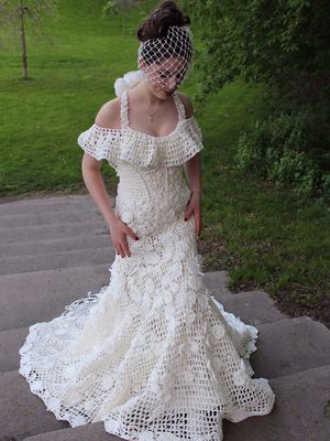 Gaun pengantin dari kertas toilet karya Mimoza Haska.