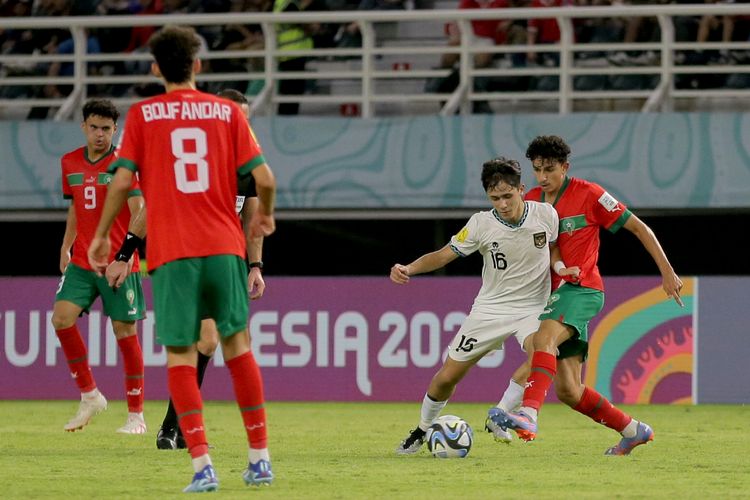 Pemain Timnas Indonesia Amar Brkic dijaga ketat pemain Maroko saat laga ketiga babak penyisihan Grup A Piala Dunia U17 2023 Indonesia yang berakhir dengan skor 3-1 di Stadion Gelora Bung Tomo Surabaya, Jawa Timur, Kamis (16/11/2023) malam.