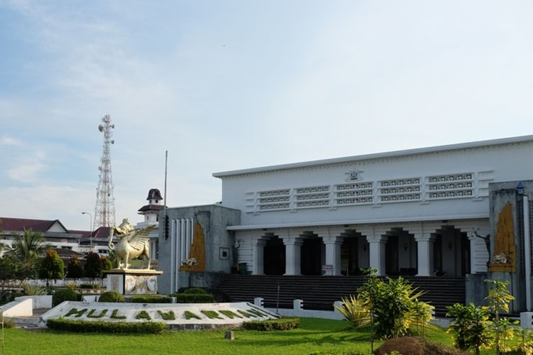 Istana Kesultanan Kutai Kartanegara yang saat ini suah dialihfungsikan menjadi Musum Mulawarman
