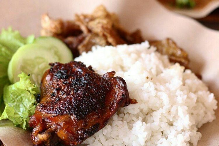 Menu ayam bakar di Ayam Madu Sibangkong, Bandung.