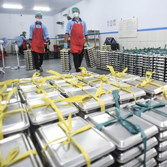 Pekerja menyiapkan paket Makan Bergizi Gratis (MBG) di Satuan Pelayanan Pemenuhan Gizi (SPPG) Dapur Sehat Kemala Bhayangkari, Kabupaten Ciamis, Jawa Barat, Kamis (9/4/2026). Kementerian Keuangan hingga 9 Maret 2026 telah menggelontorkan anggaran belanja Badan Gizi Nasional (BGN) untuk program MBG sebesar Rp44 triliun atau setara 13,1 persen dari total alokasi anggaran APBN sebesar Rp335 triliun. 