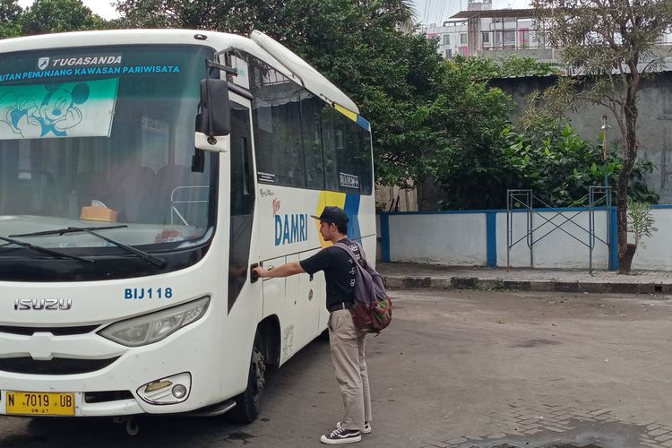 Salah satu wisatawan hendak menggunakan Bus DAMRI dari Pool DAMRI Malang pada Kamis (8/6/2023). 