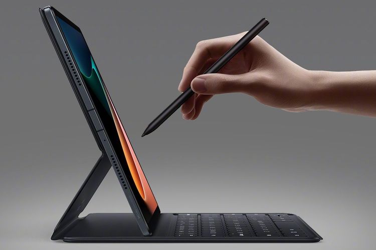 Xiaomi Mi Pad 5 dengan aksesori stylus dan keyboard.